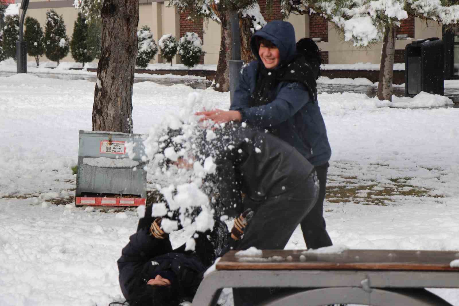 Bolu&rsquo;da eğitime kar engeli: Okullar 1 g&uuml;n tatil edildi
