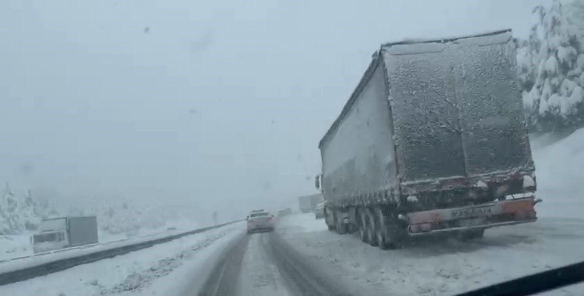 TEM Otoyolu Bolu ge&ccedil;işinde yoğun kar esareti: Yolda kalan ara&ccedil;lar trafiği aksatıyor
