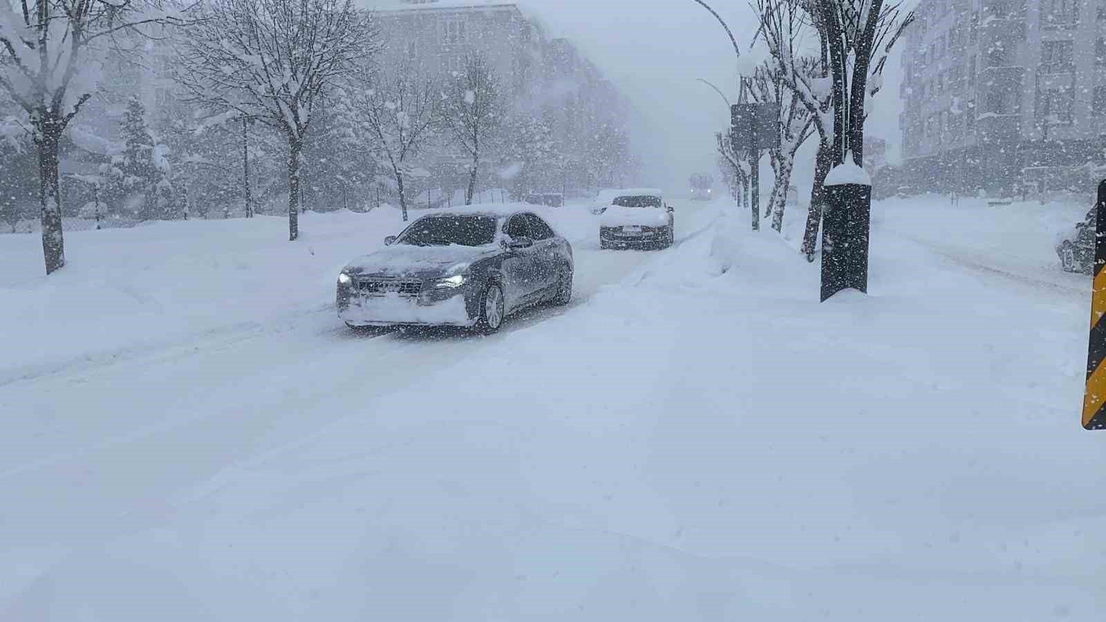 Bolu’da yoğun kar yağışı: Göz gözü görmüyor