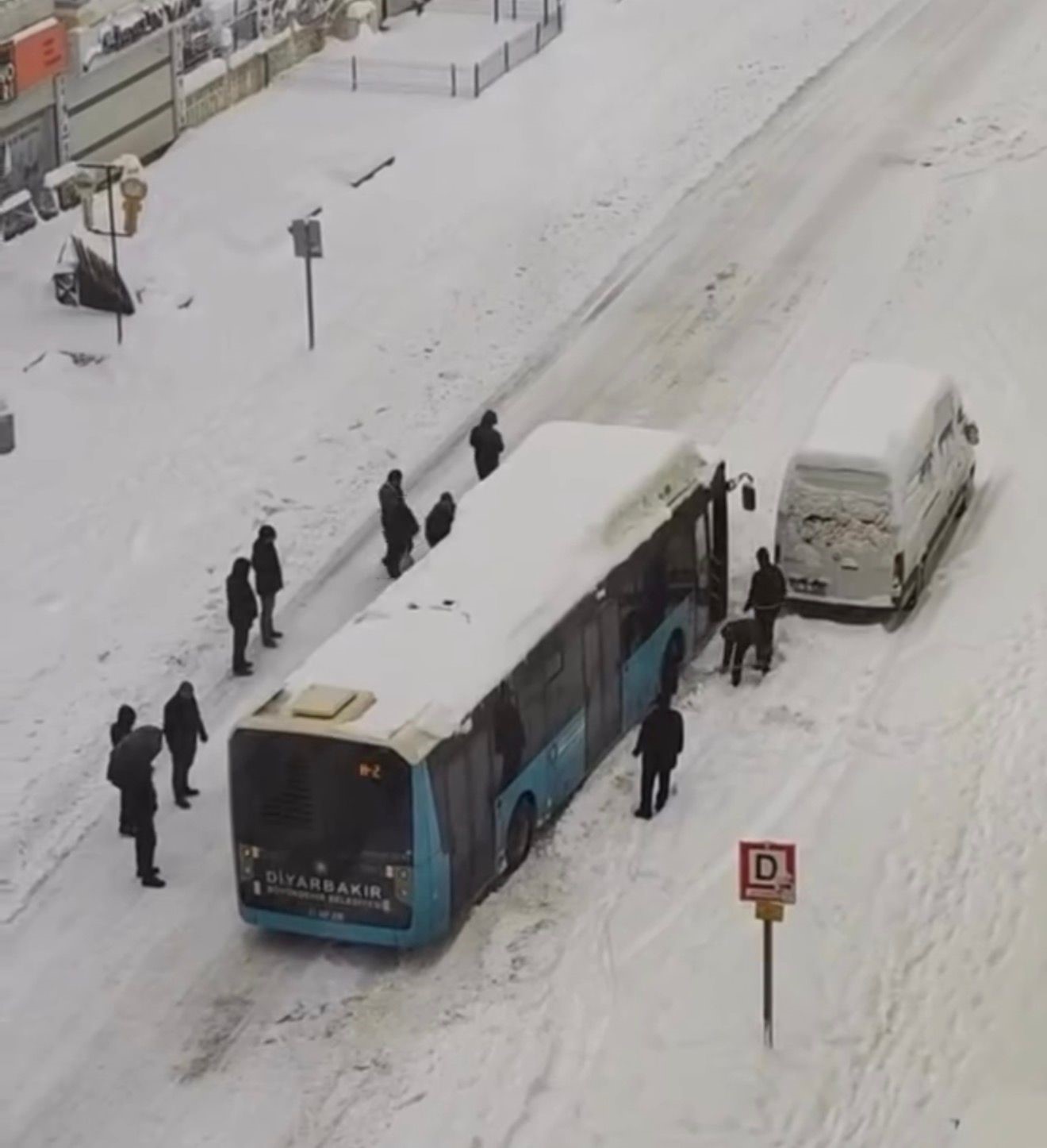 Diyarbakır’da yolda kalan halk otobüslerini vatandaşlar itti