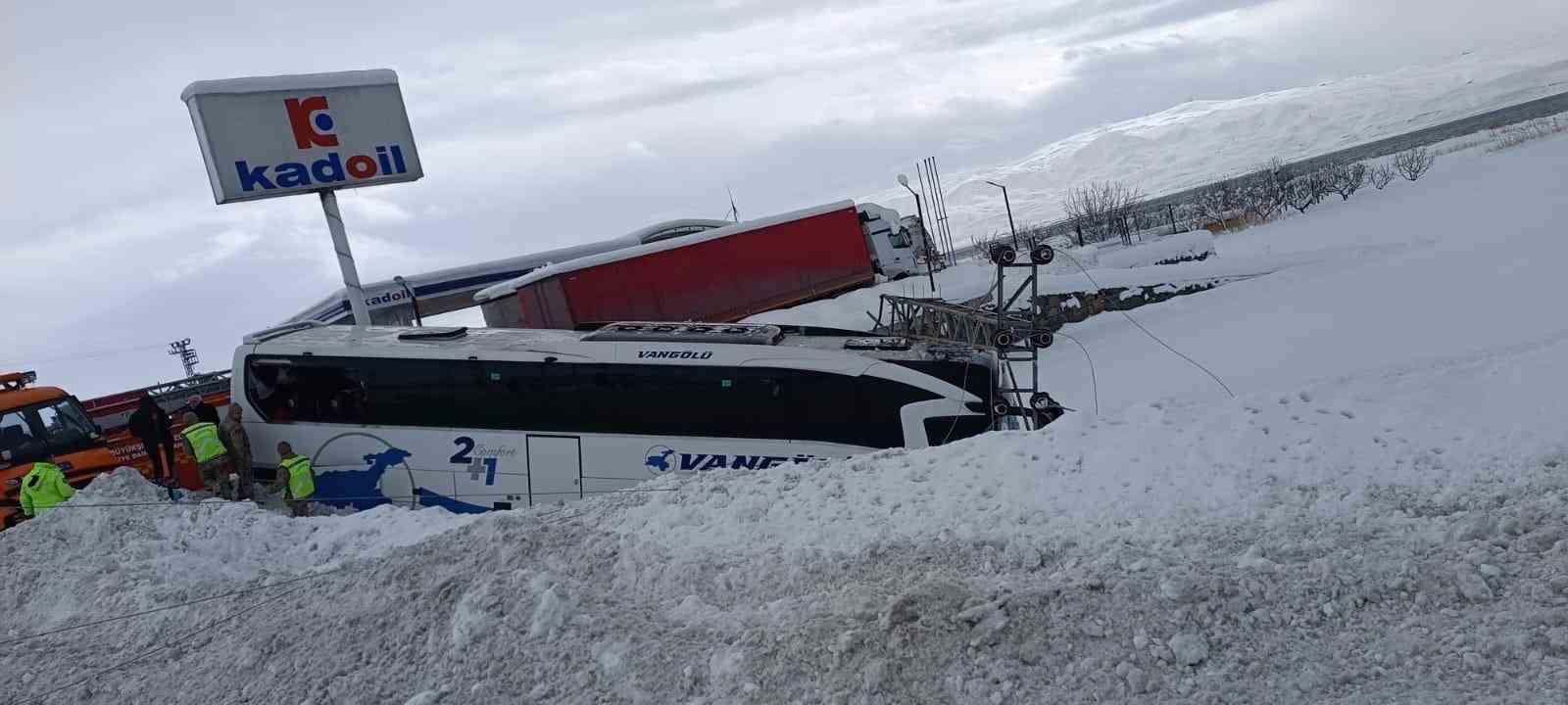 Kar yağışı beraberinde kazayı getirdi: Yolcu otob&uuml;s&uuml; direğe &ccedil;arparak durabildi
