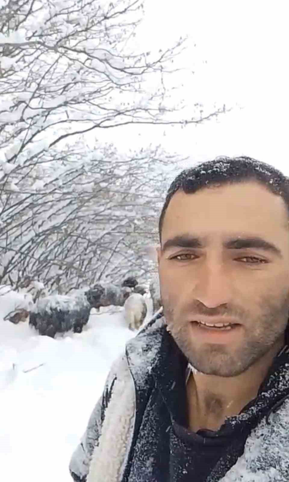 Yeni yılın ilk gününde yaylada kara yakalanan çoban türkülerle ısındı