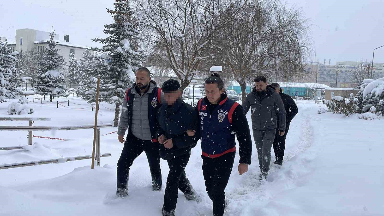 Sivas’ta yılbaşı gecesi kanlı bitti, cinayet zanlısı adliyeye sevk edildi