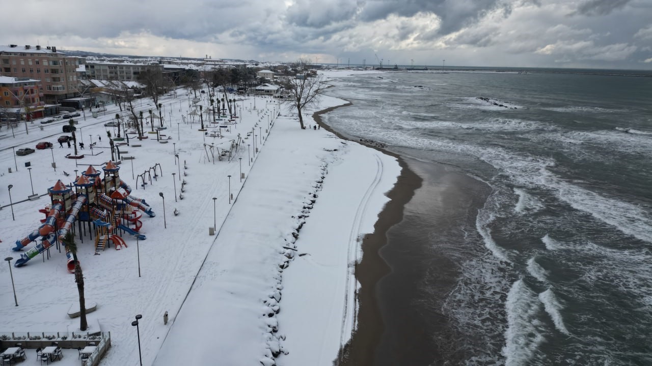 Karadeniz’in hırçın dalgaları karla buluştu, ortaya eşsiz fotoğraflar çıktı