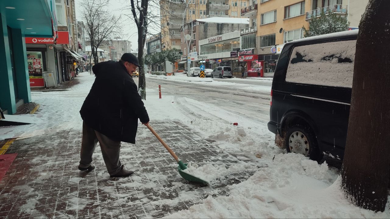 Karadeniz&rsquo;in hır&ccedil;ın dalgaları karla buluştu, ortaya eşsiz fotoğraflar &ccedil;ıktı
