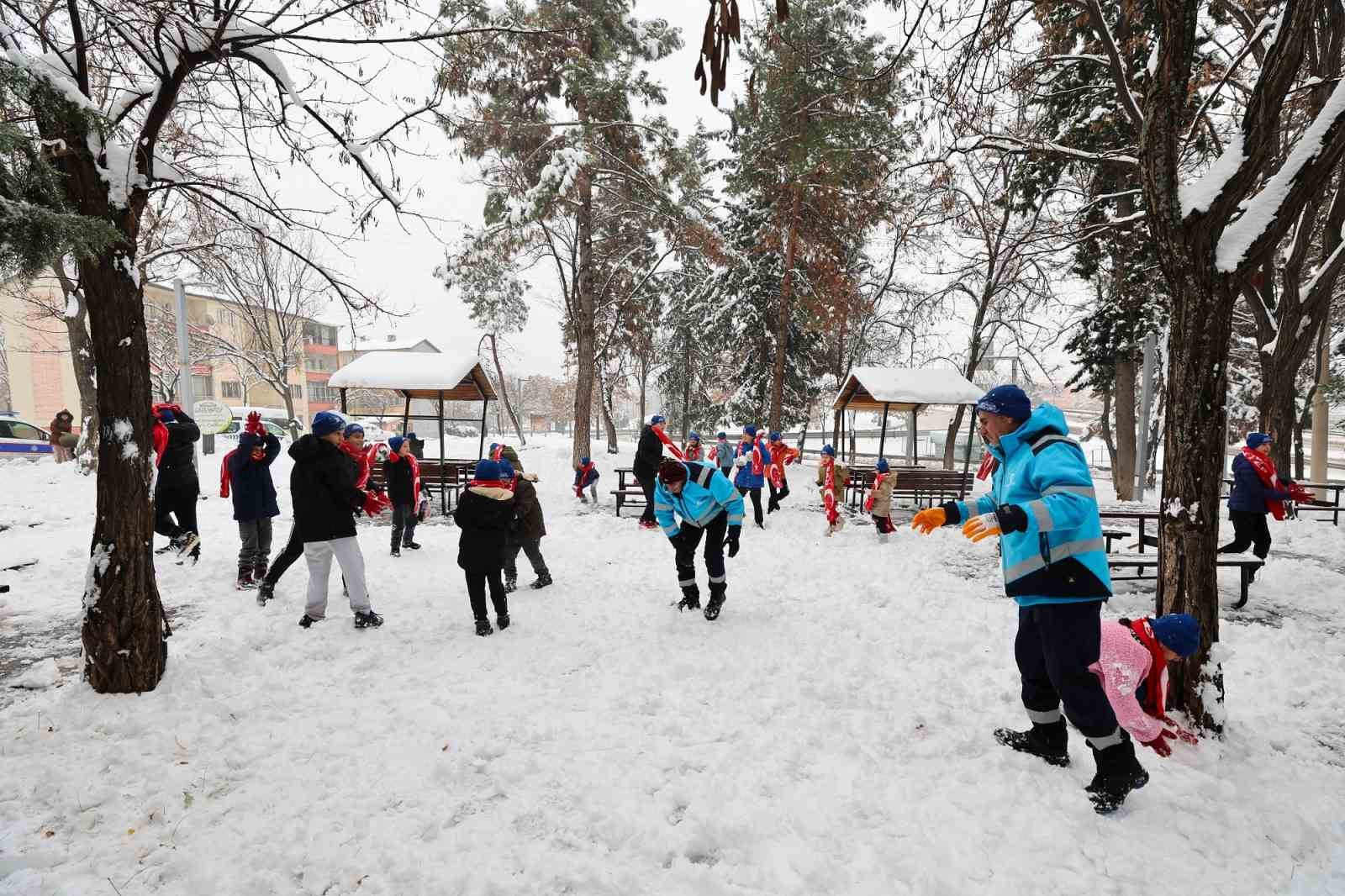Gaziantep B&uuml;y&uuml;kşehir Belediyesi, &ccedil;ocukların kar sevincine hediyelerle ortak oldu
