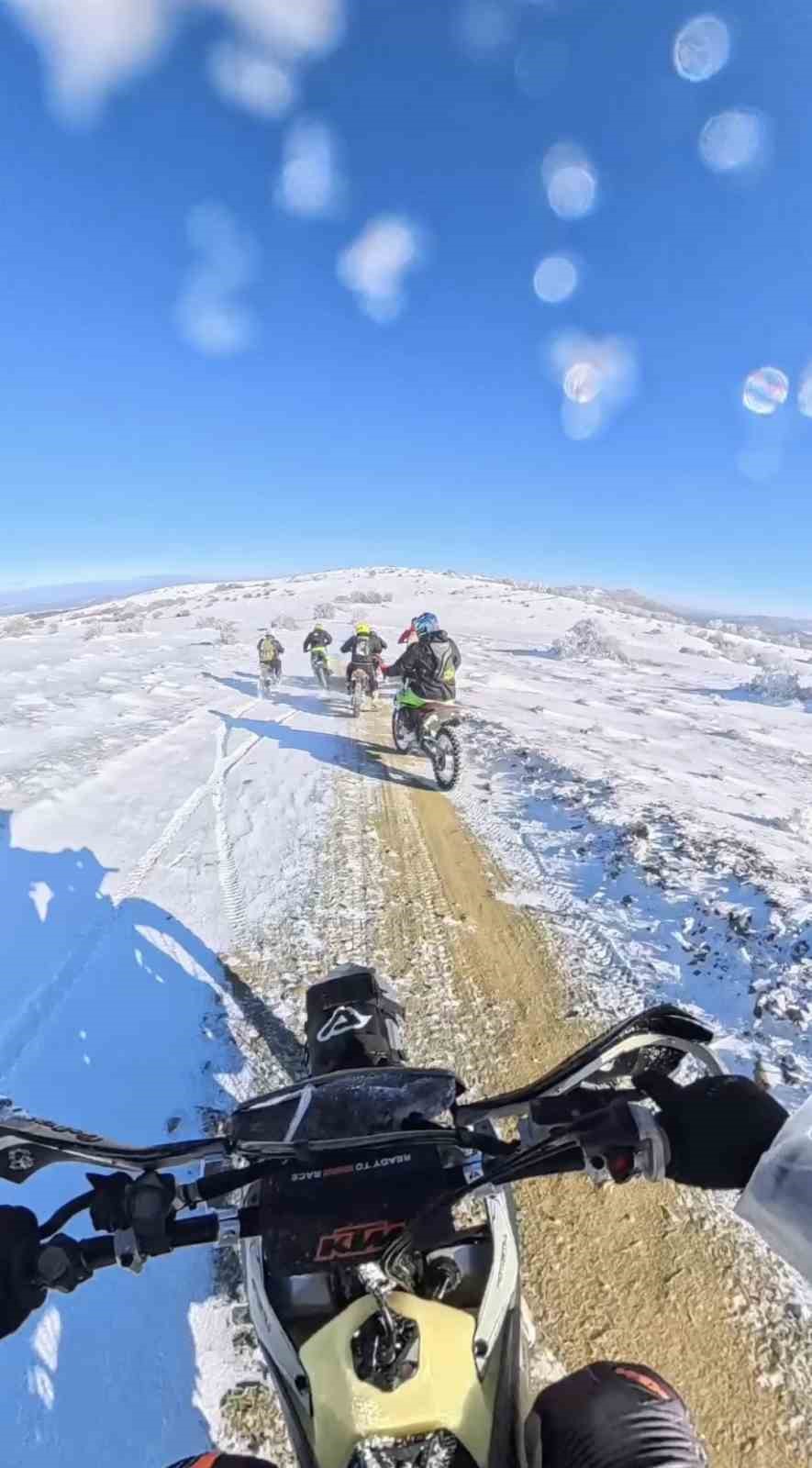 Karlı dağları cross motorlarla aşmaya &ccedil;alıştılar: Zorlu yolculuk kamyonette son buldu
