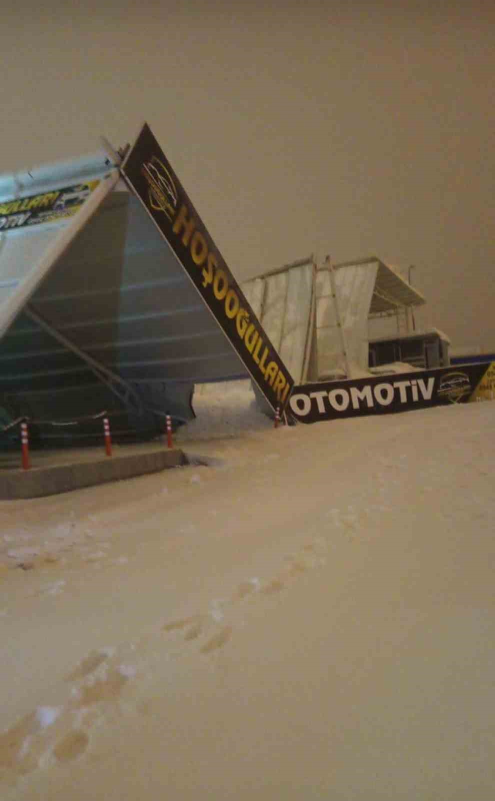 Kar ağırlığına dayanamayan sundurmanın ara&ccedil;ların &uuml;zerine &ccedil;&ouml;kt&uuml;ğ&uuml; anlar kamerada
