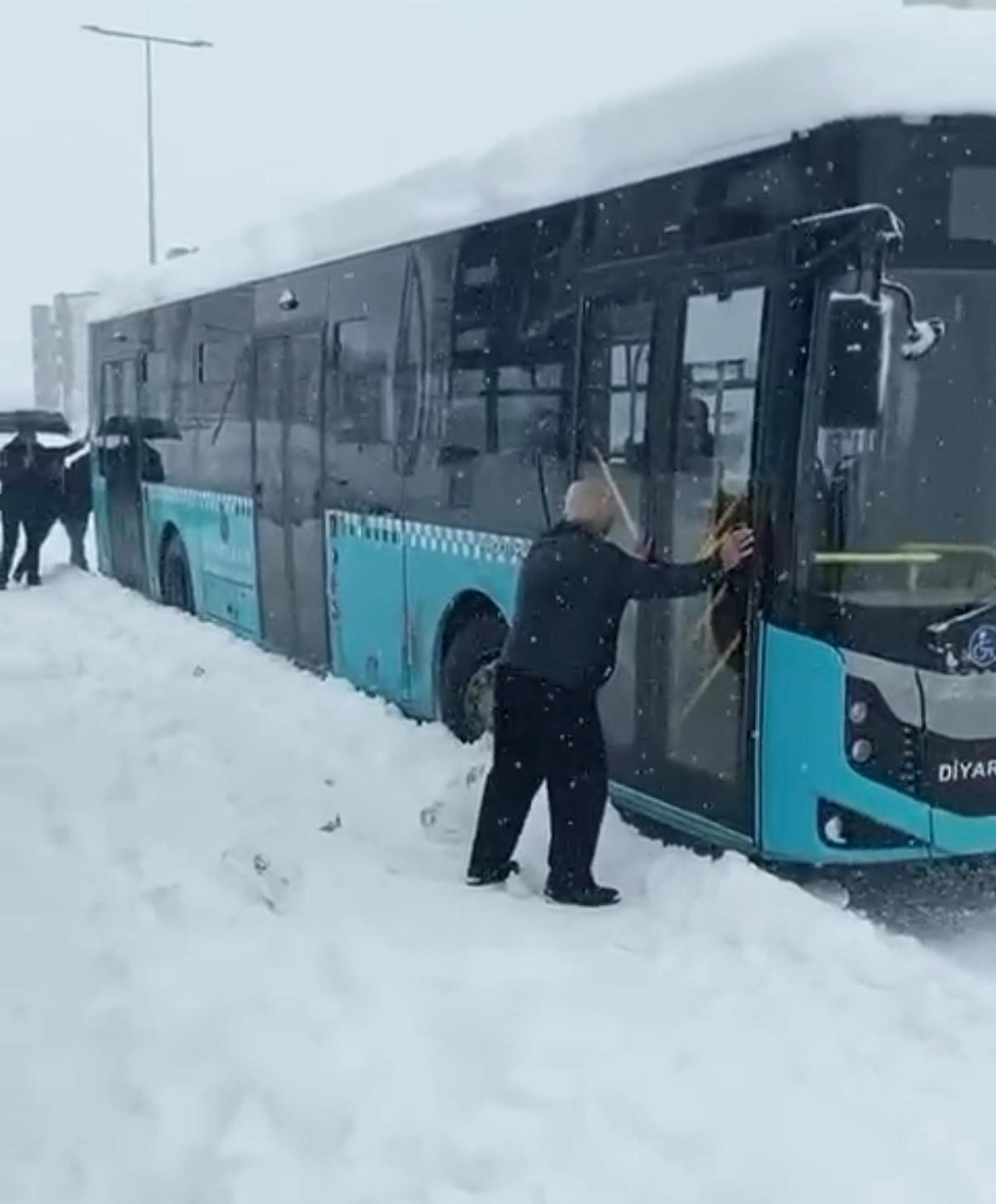 Diyarbakır&rsquo;da kar kalınlığını metreyle &ouml;l&ccedil;t&uuml;ler: Kent merkezinde kalınlık ortalama 40 santimi buldu
