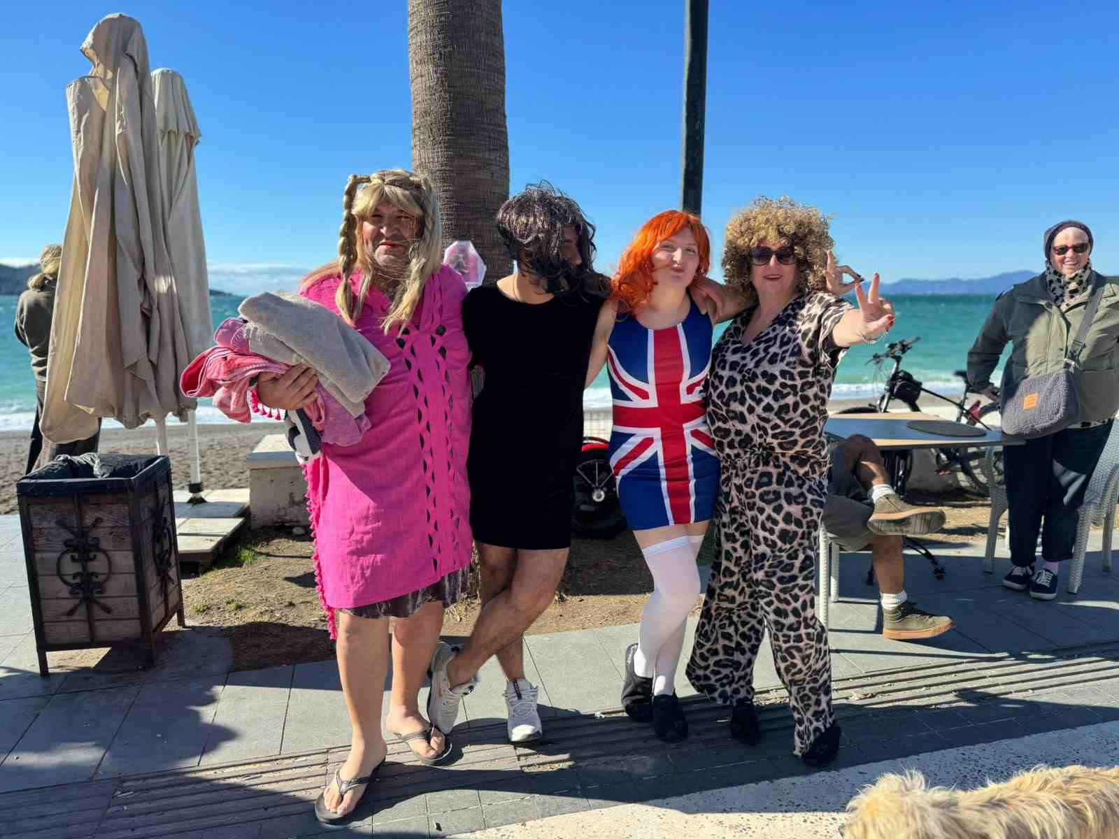 Soğuk havaya aldırmadılar, çocuklar ve hayvanlar için denize girdiler