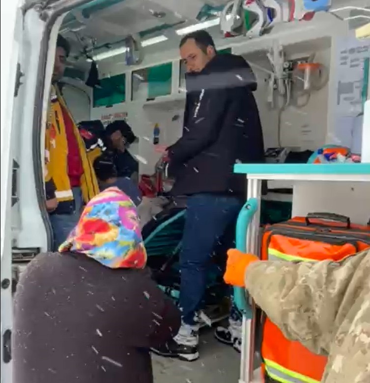 Muş&rsquo;ta kapalı k&ouml;y yollarında mahsur kalan hastalar ekiplerce kurtarıldı
