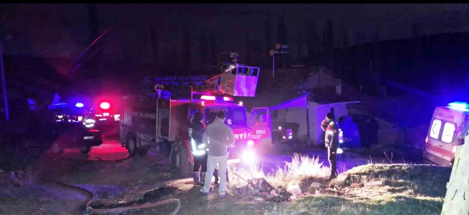 Emet’te ahşap evde çıkan yangın büyümeden söndürüldü