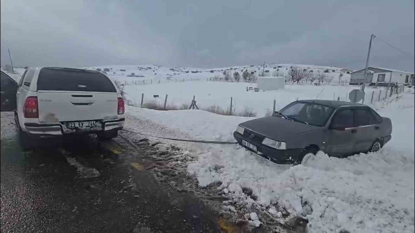 Göreve giden valilik koruma ekibi, yolda kalan vatandaşı kurtardı