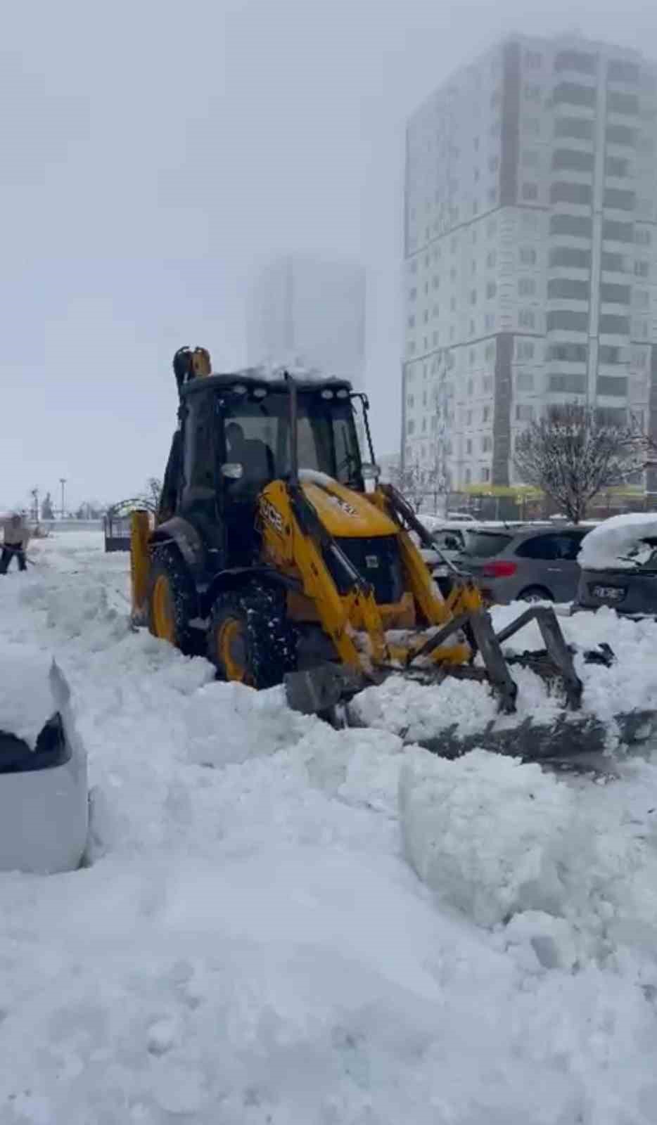 Diyarbakır&rsquo;da kar esareti: Site sakinleri kiraladıkları kep&ccedil;eyle yollarını a&ccedil;tı
