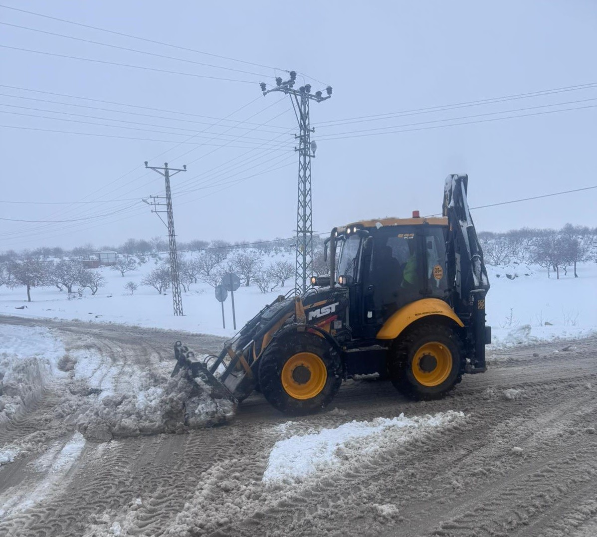 Gaziantep Büyükşehir’den köy yollarında yoğun karla mücadele
