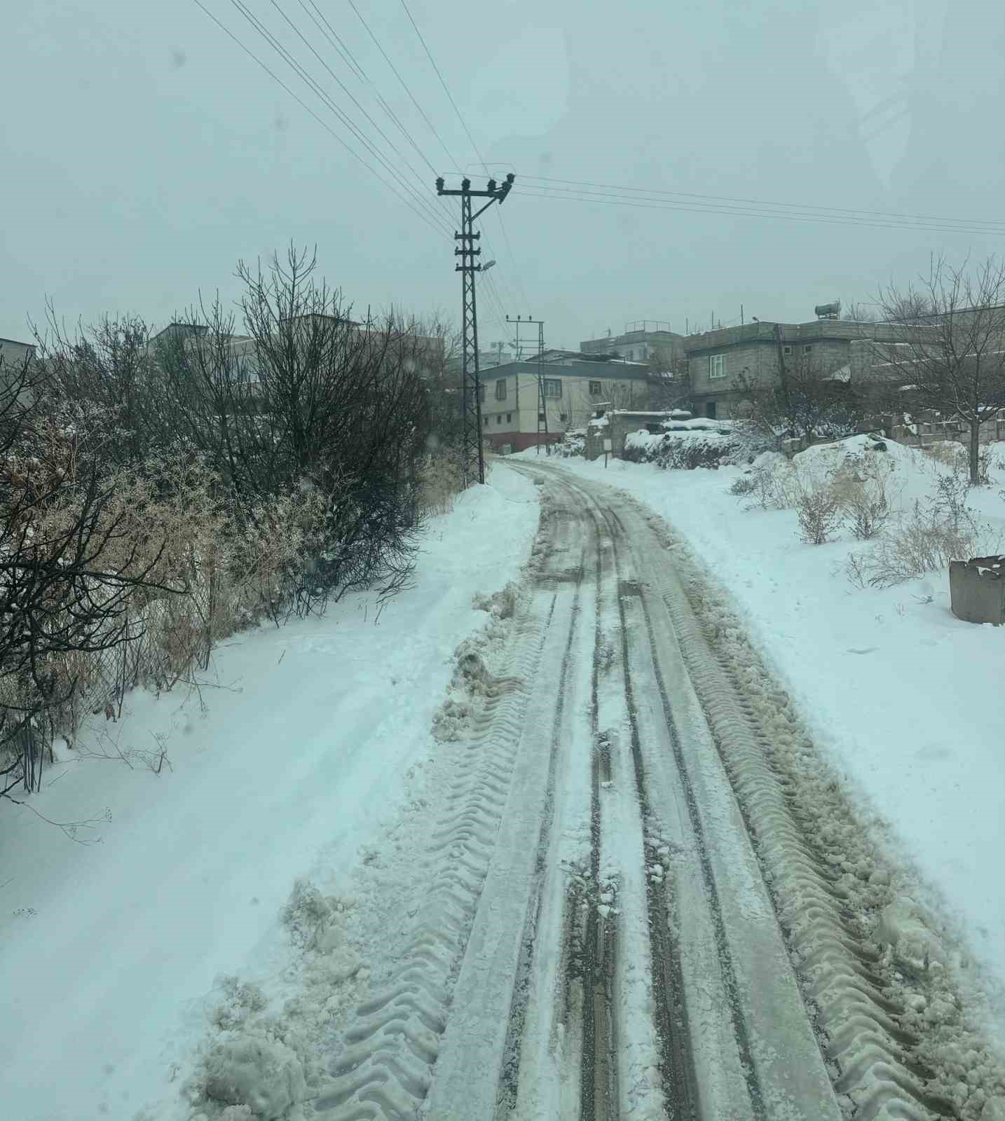 Gaziantep B&uuml;y&uuml;kşehir&rsquo;den k&ouml;y yollarında yoğun karla m&uuml;cadele
