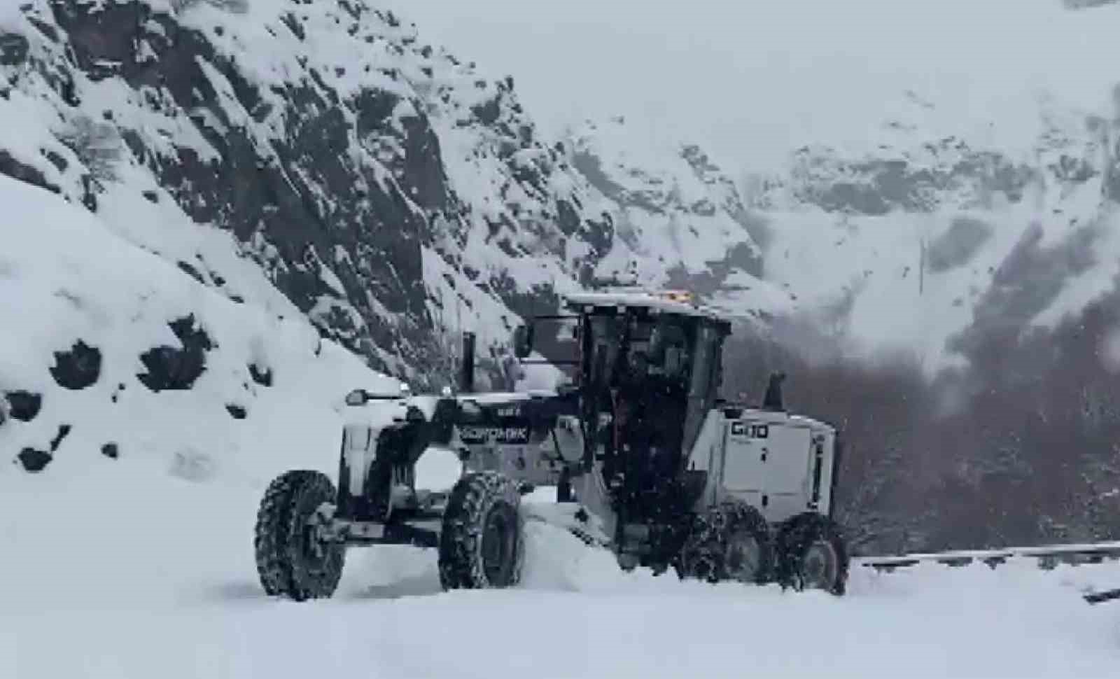 Adıyaman&rsquo;da karla m&uuml;cadele aralıksız s&uuml;r&uuml;yor
