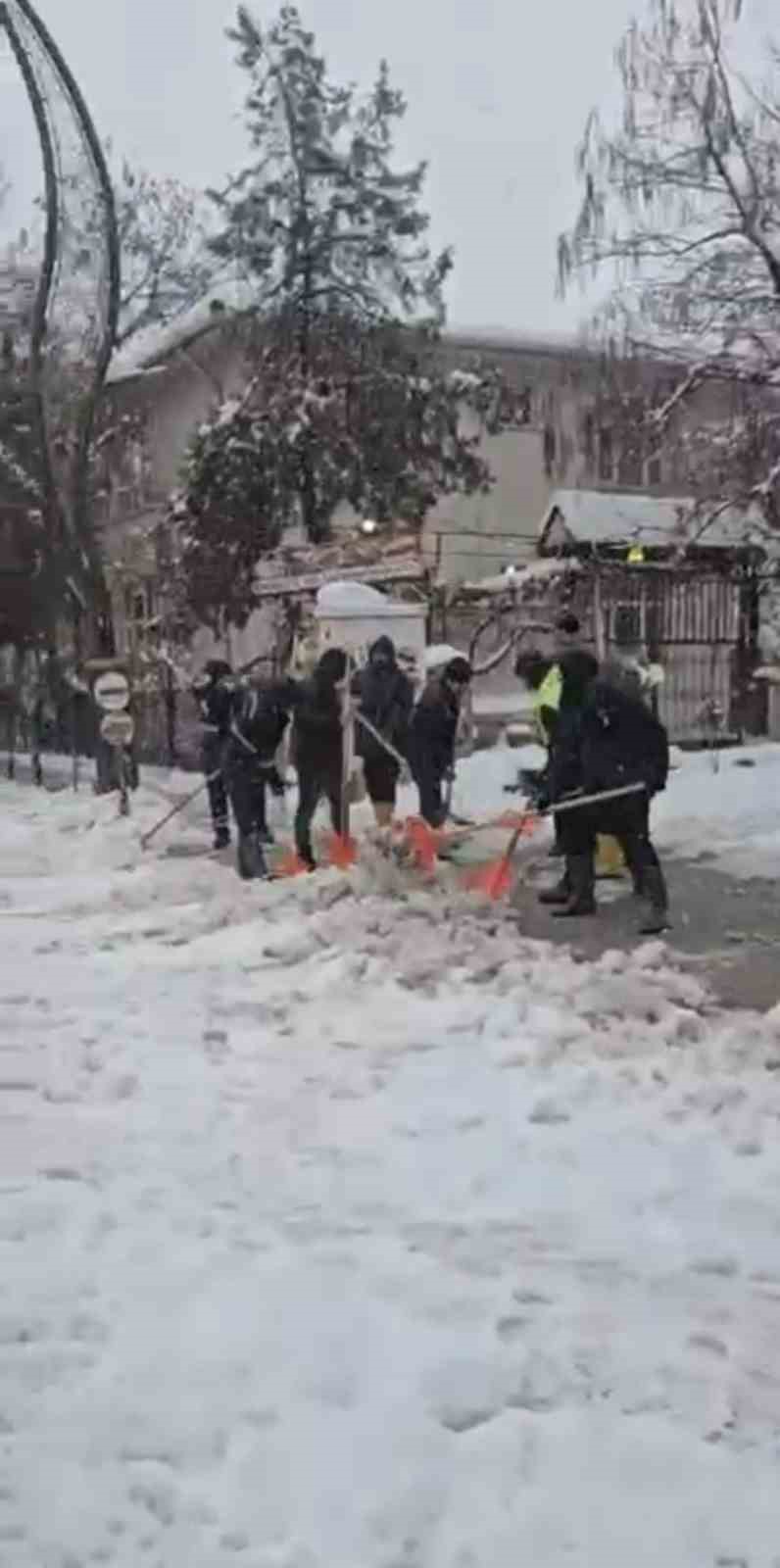 &Ccedil;ermik&rsquo;te karla m&uuml;cadele devam ediyor
