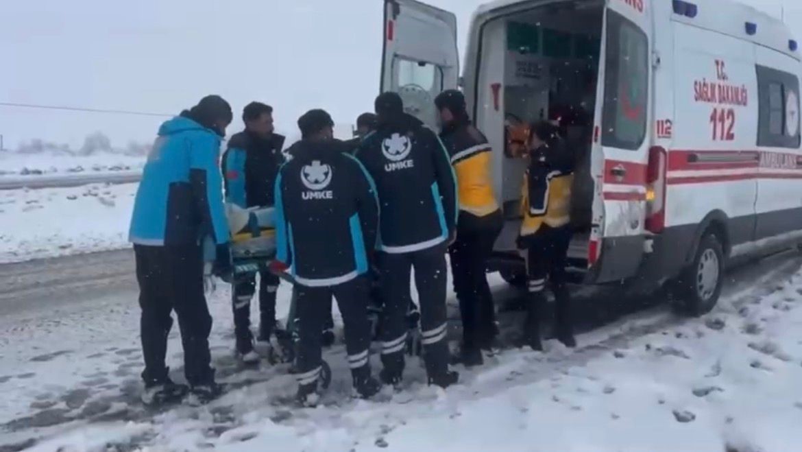Sağlık ekipleri zorlu kar yolculuğunun ardından hastaya ulaştı
