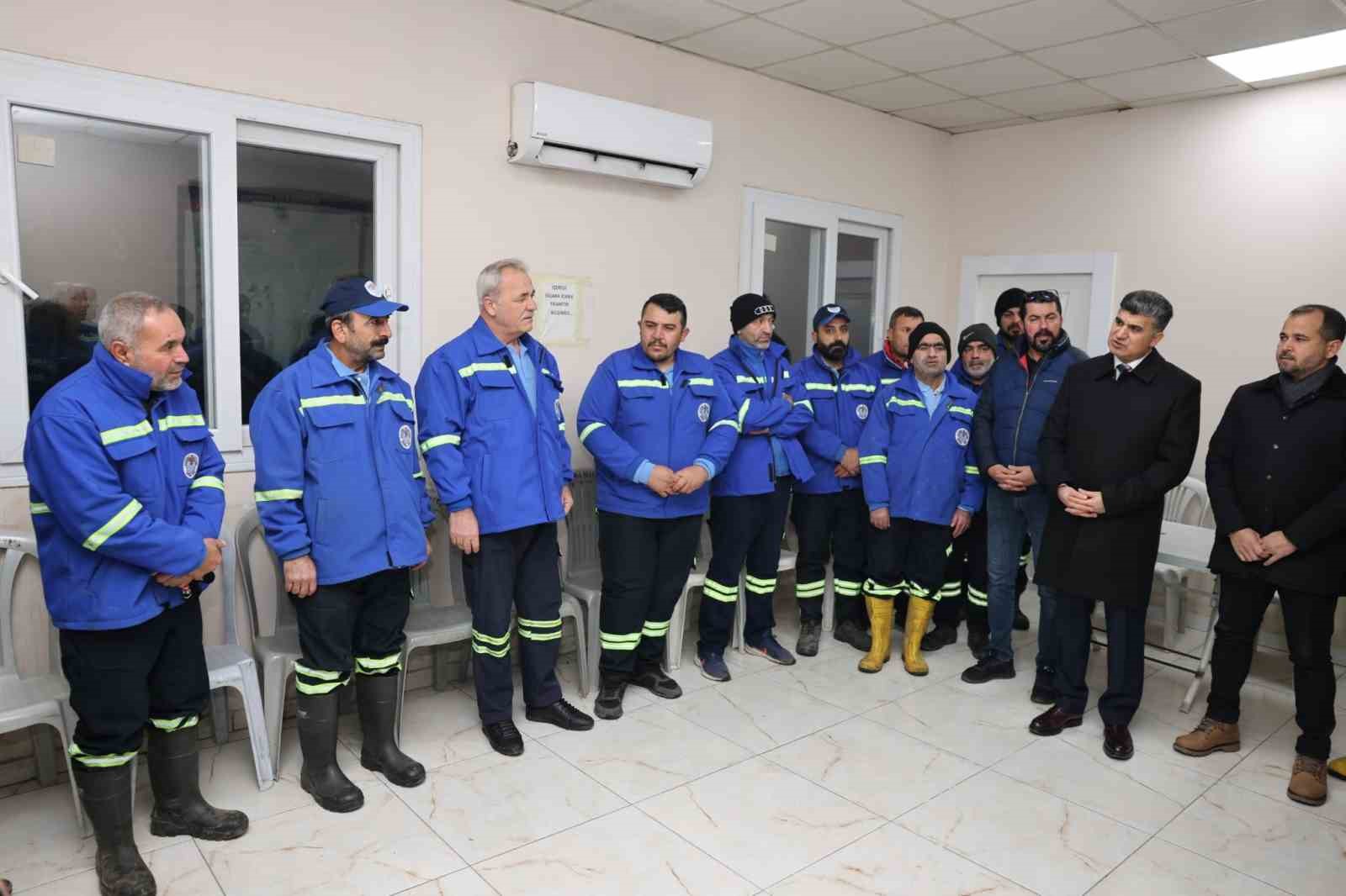 Şener, yeni yıl gecesinde kamu &ccedil;alışanlarıyla buluştu
