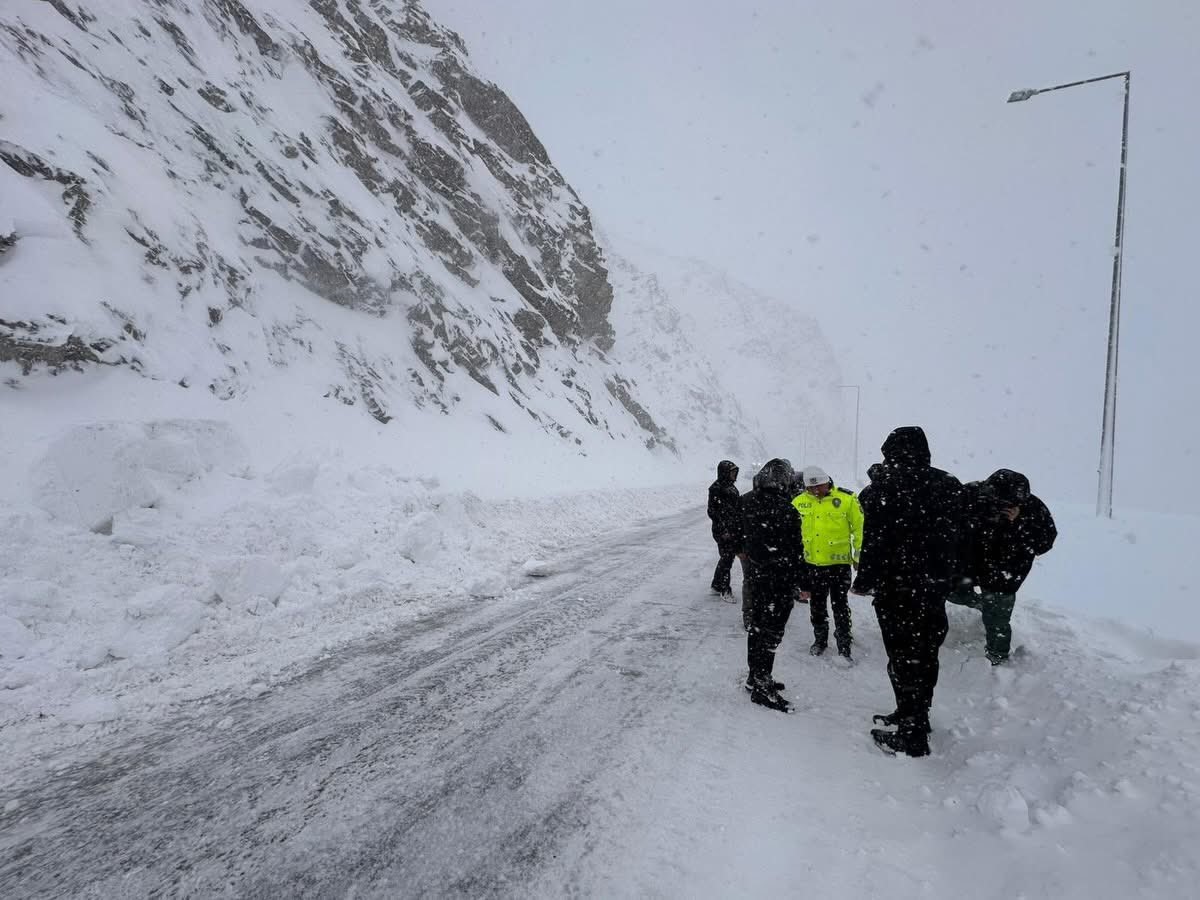 Vali &Ccedil;elik&rsquo;ten &ccedil;ığ uyarısı: "Zorunlu olmadık&ccedil;a dışarı &ccedil;ıkmayın"
