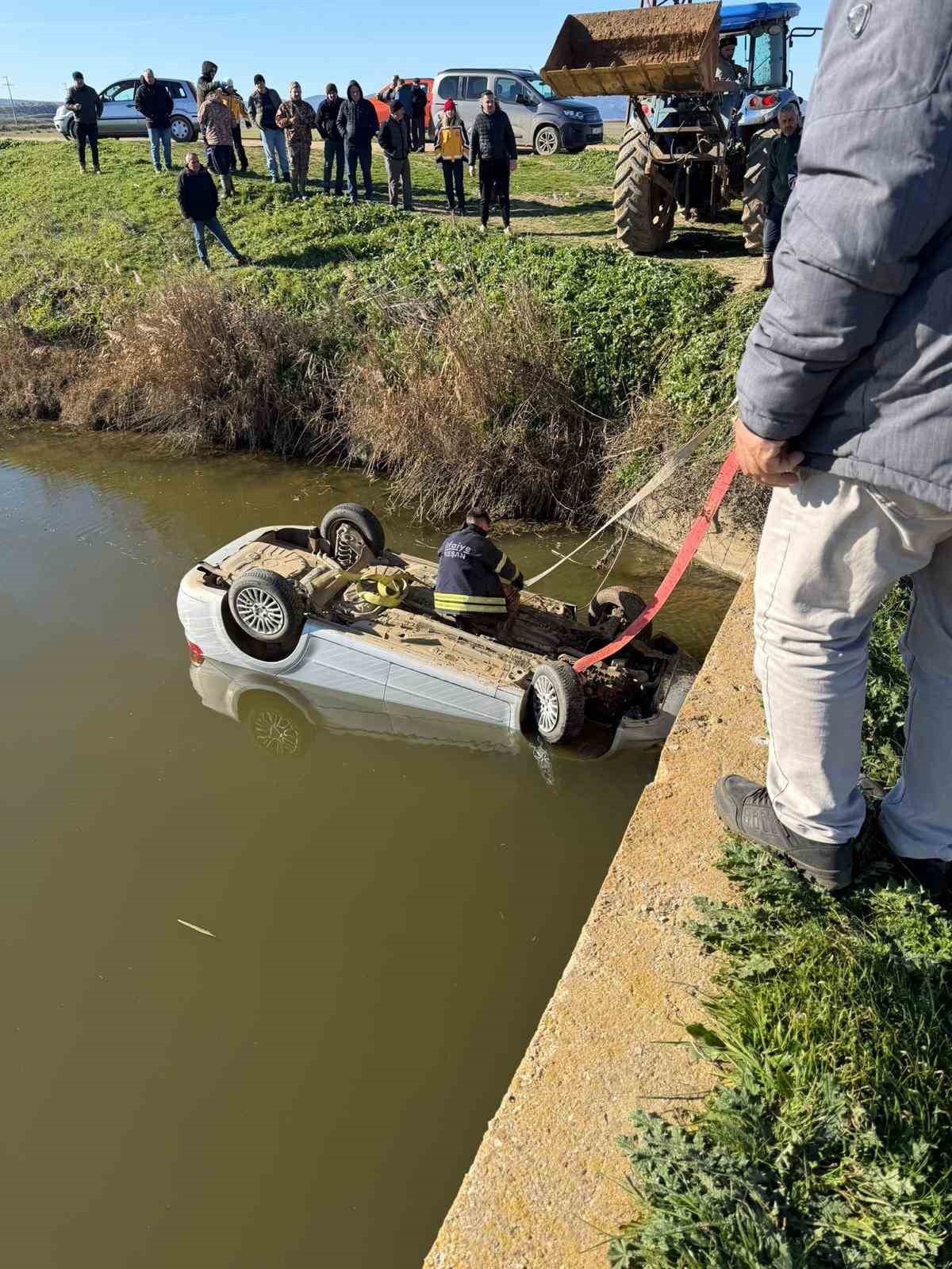Keşan&rsquo;da sulama kanalına d&uuml;şen otomobilin s&uuml;r&uuml;c&uuml;s&uuml; hayatını kaybetti
