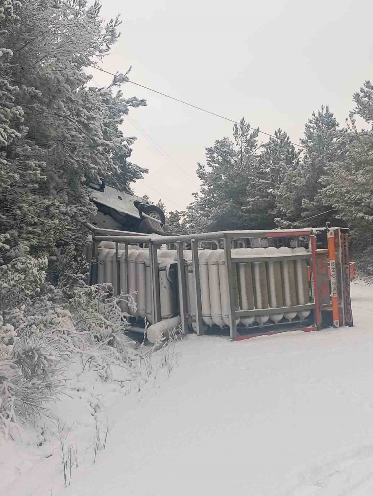 KARGAZ doğalgaz tırı devrildi: Sızıntı sebebiyle yol trafiğe kapatıldı