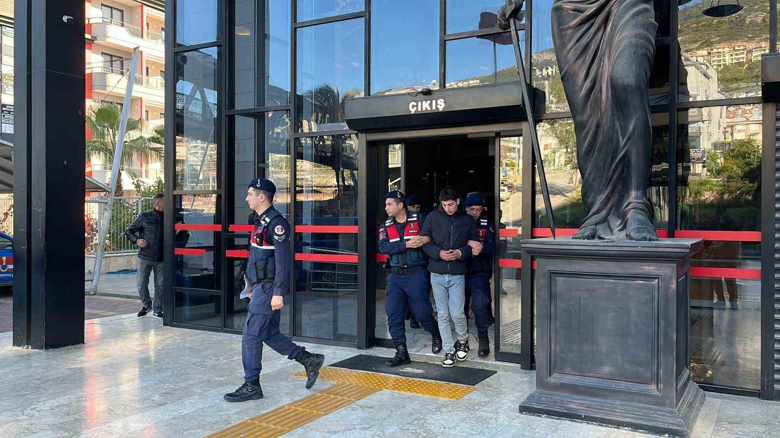 Alanya&rsquo;da g&ouml;revli polislerin &uuml;zerine motosiklet s&uuml;rd&uuml;ler, kayıta aldıkları g&ouml;r&uuml;nt&uuml;leri sosyal medyada paylaştılar
