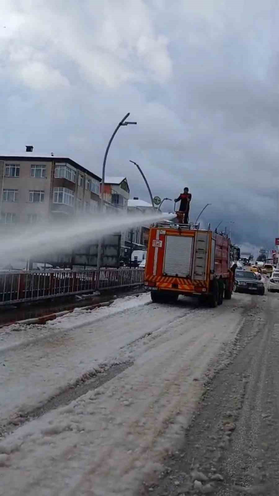 Karla kapanan yollar deniz suyuyla a&ccedil;ılıyor
