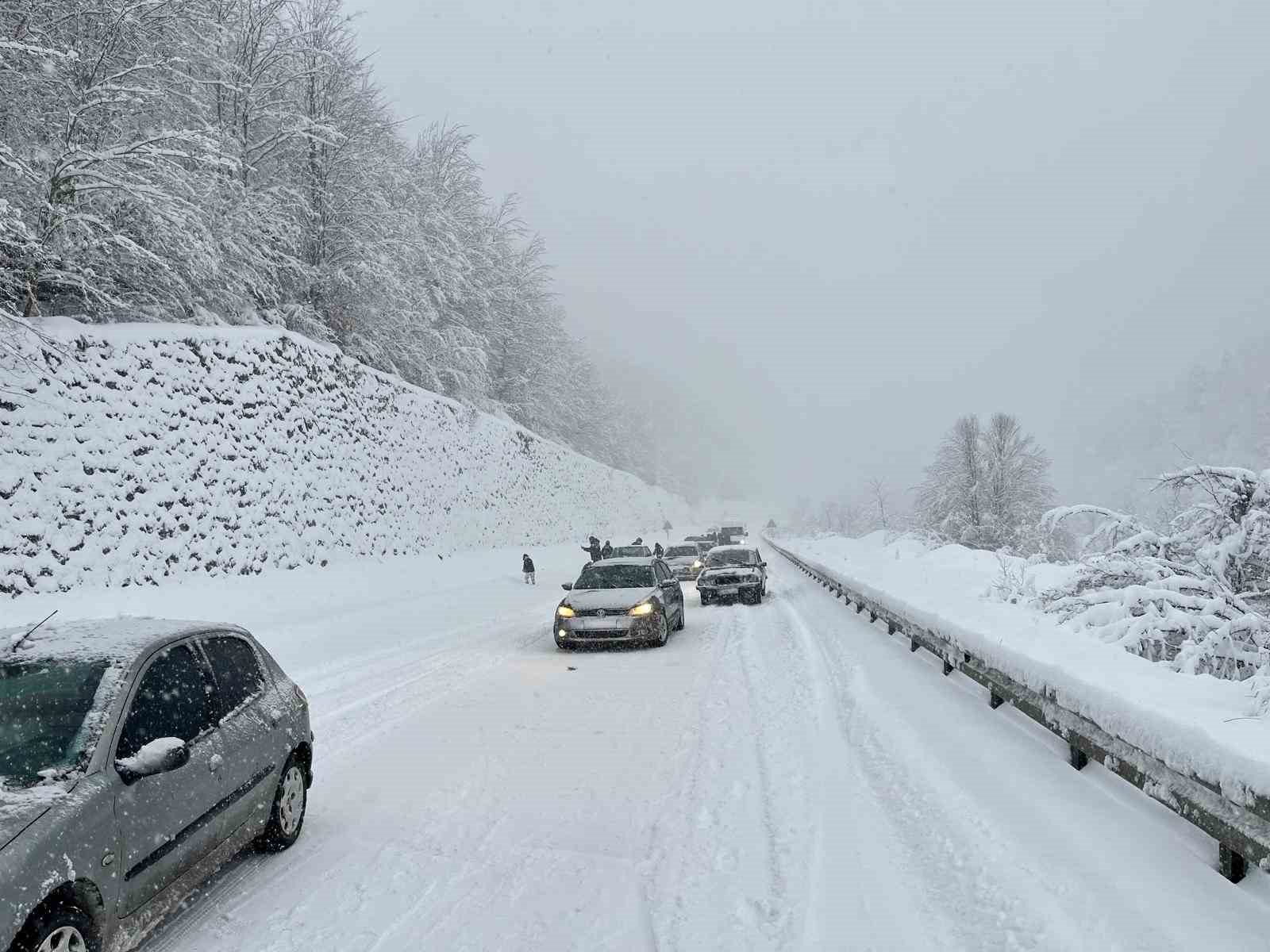Zonguldak’ta yoğun kar mesaisi, 61 köy yolunda çalışma sürüyor