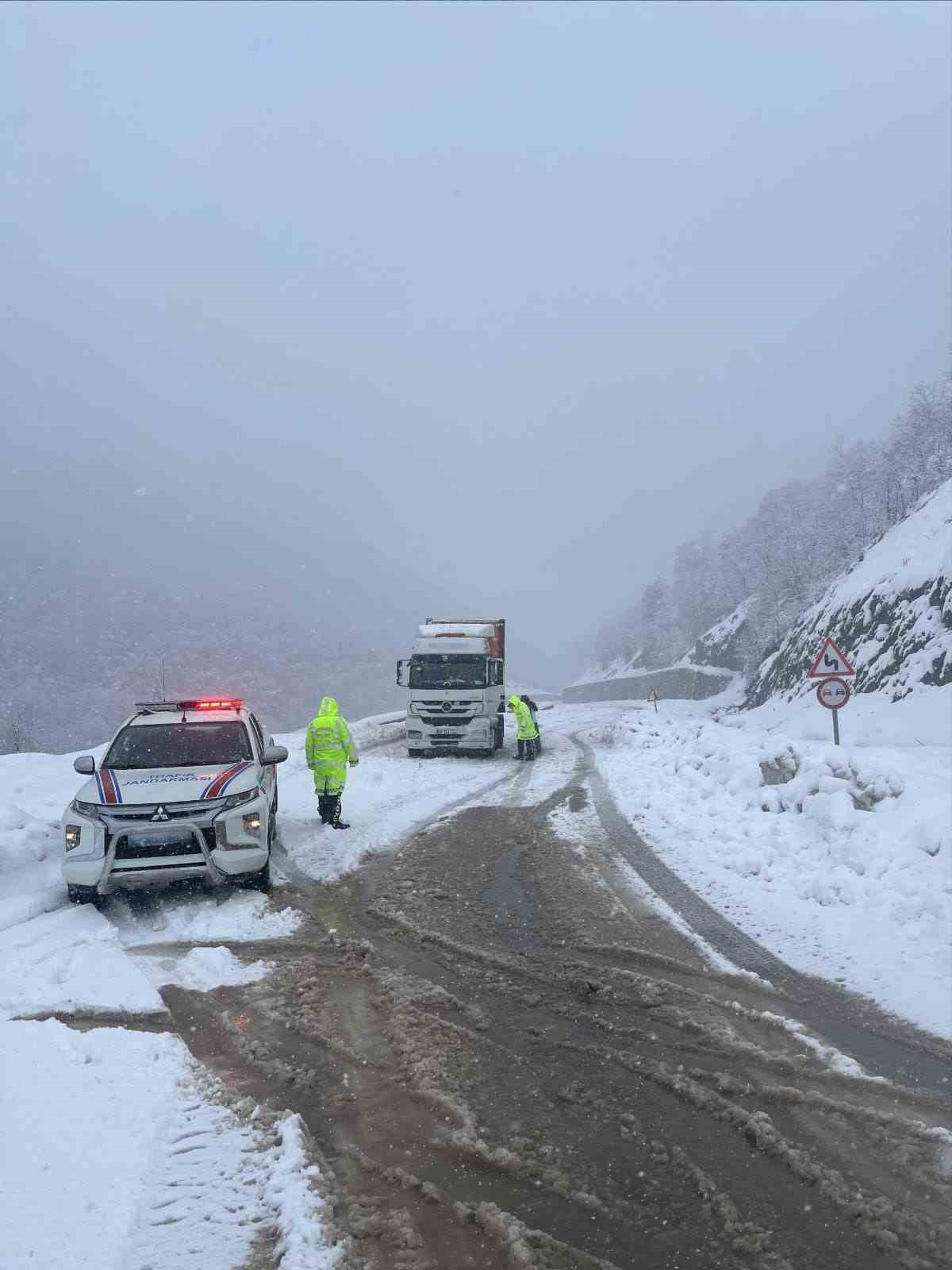 Zonguldak&rsquo;ta yoğun kar mesaisi, 61 k&ouml;y yolunda &ccedil;alışma s&uuml;r&uuml;yor
