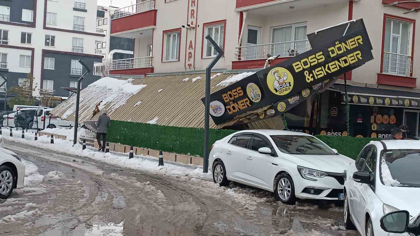 Batman’da kar nedeniyle iş yerlerin sundurması çöktü