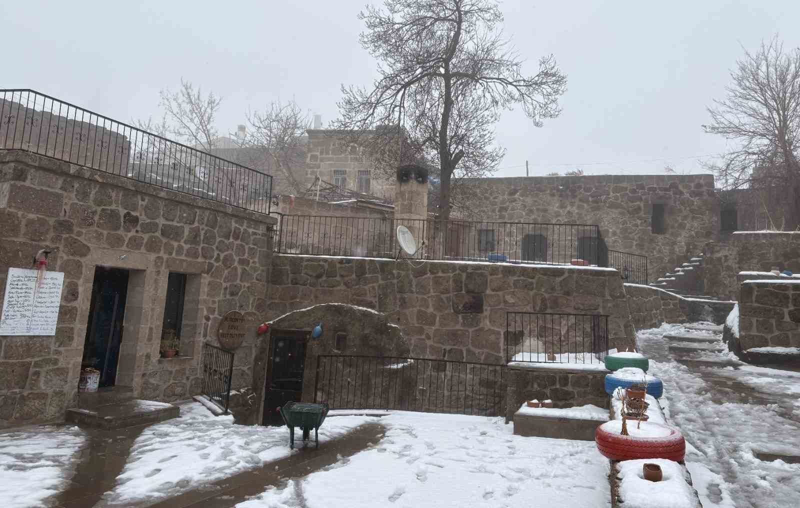 Aksaray’ın Güzelyurt ilçesinde kar yağışı etkili oldu