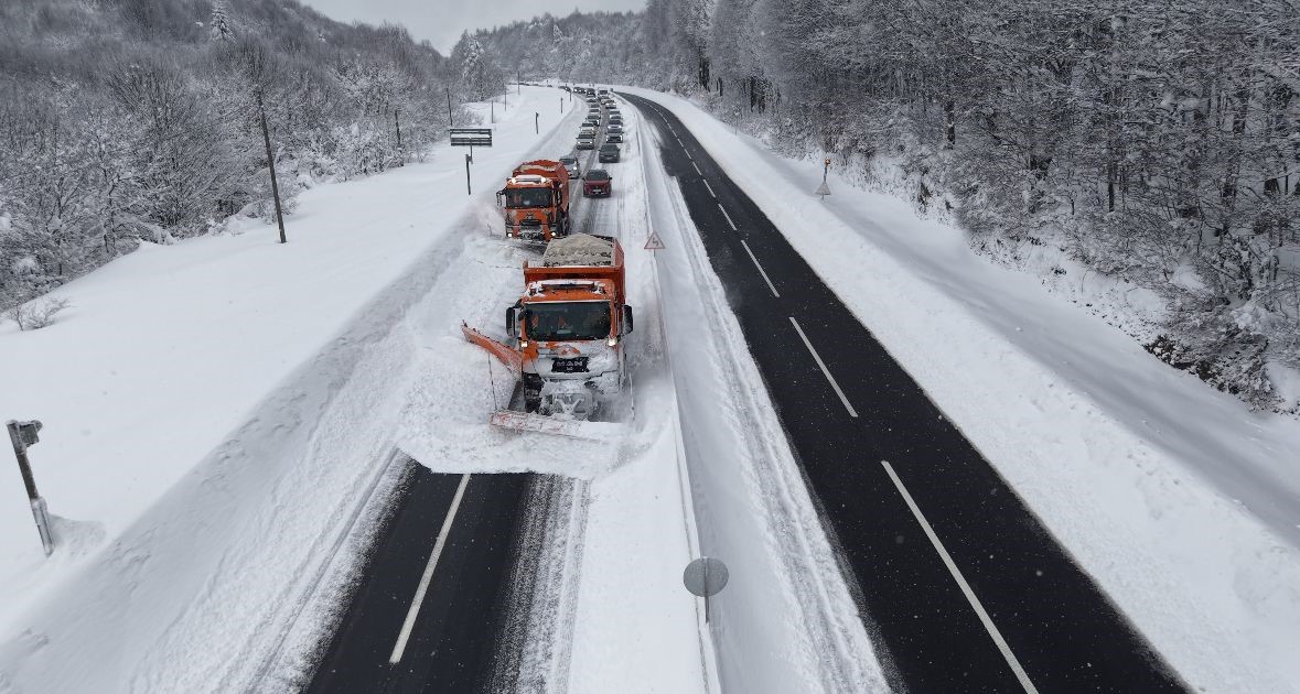 Karla kaplı Bolu Dağı’nda ‘Kar kaplanları’ böyle yolu açtı