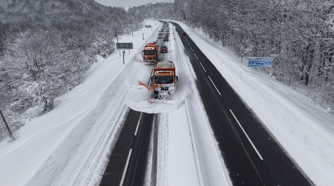 Karla kaplı Bolu Dağı&rsquo;nda &lsquo;Kar kaplanları&rsquo; b&ouml;yle yolu a&ccedil;tı
