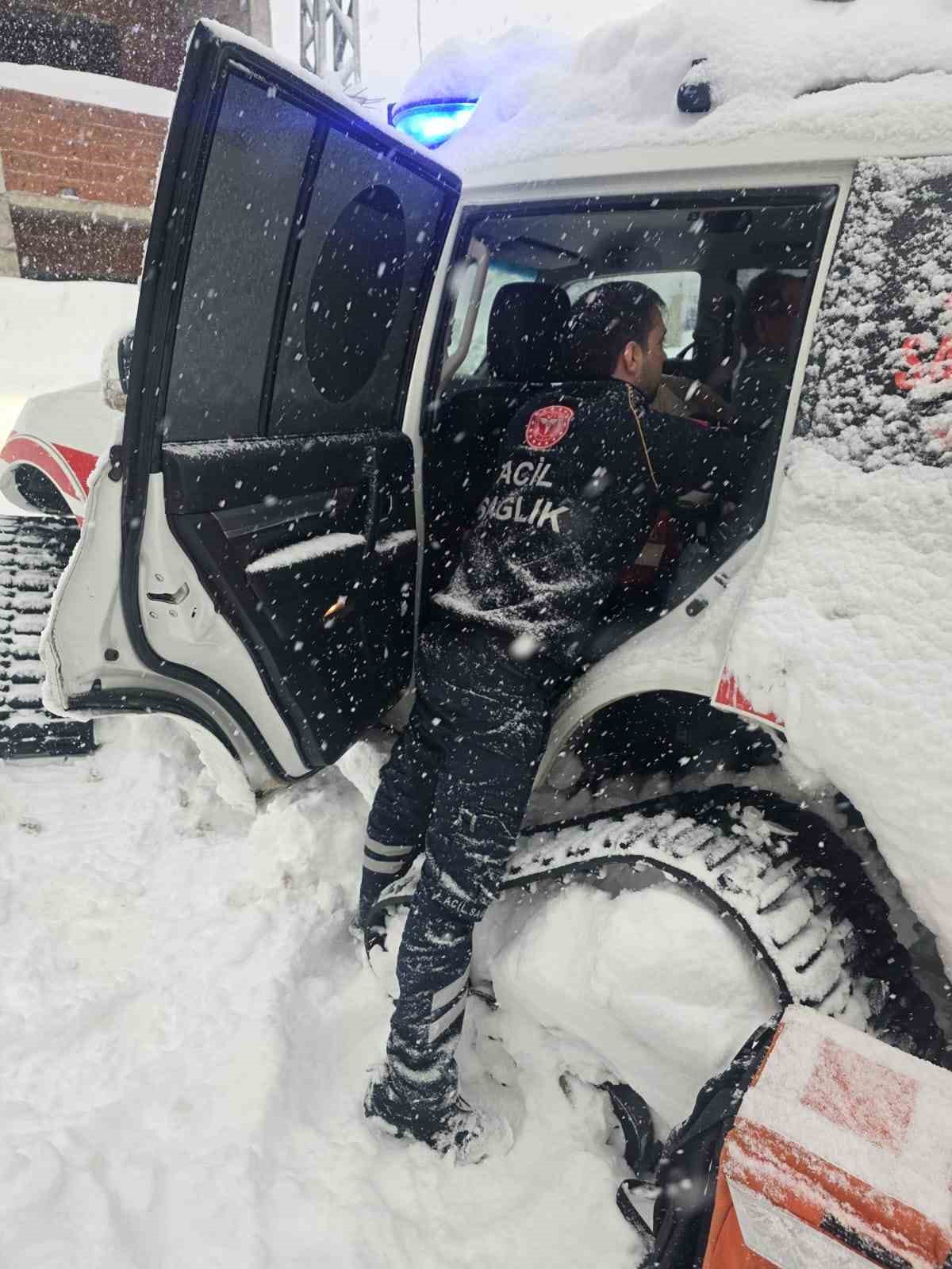 Yoğun kar yağışında sağlık hizmetleri durmadı