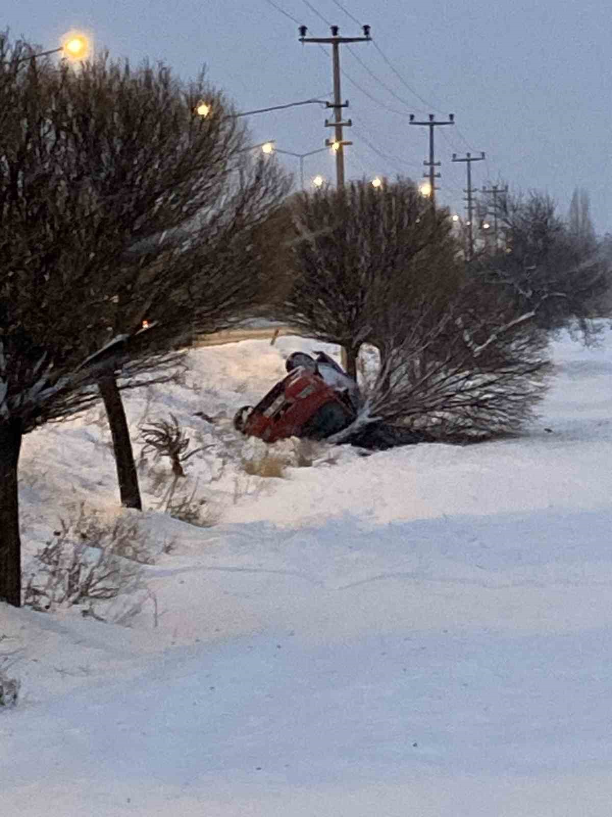 Elazığ’da otomobil devrildi