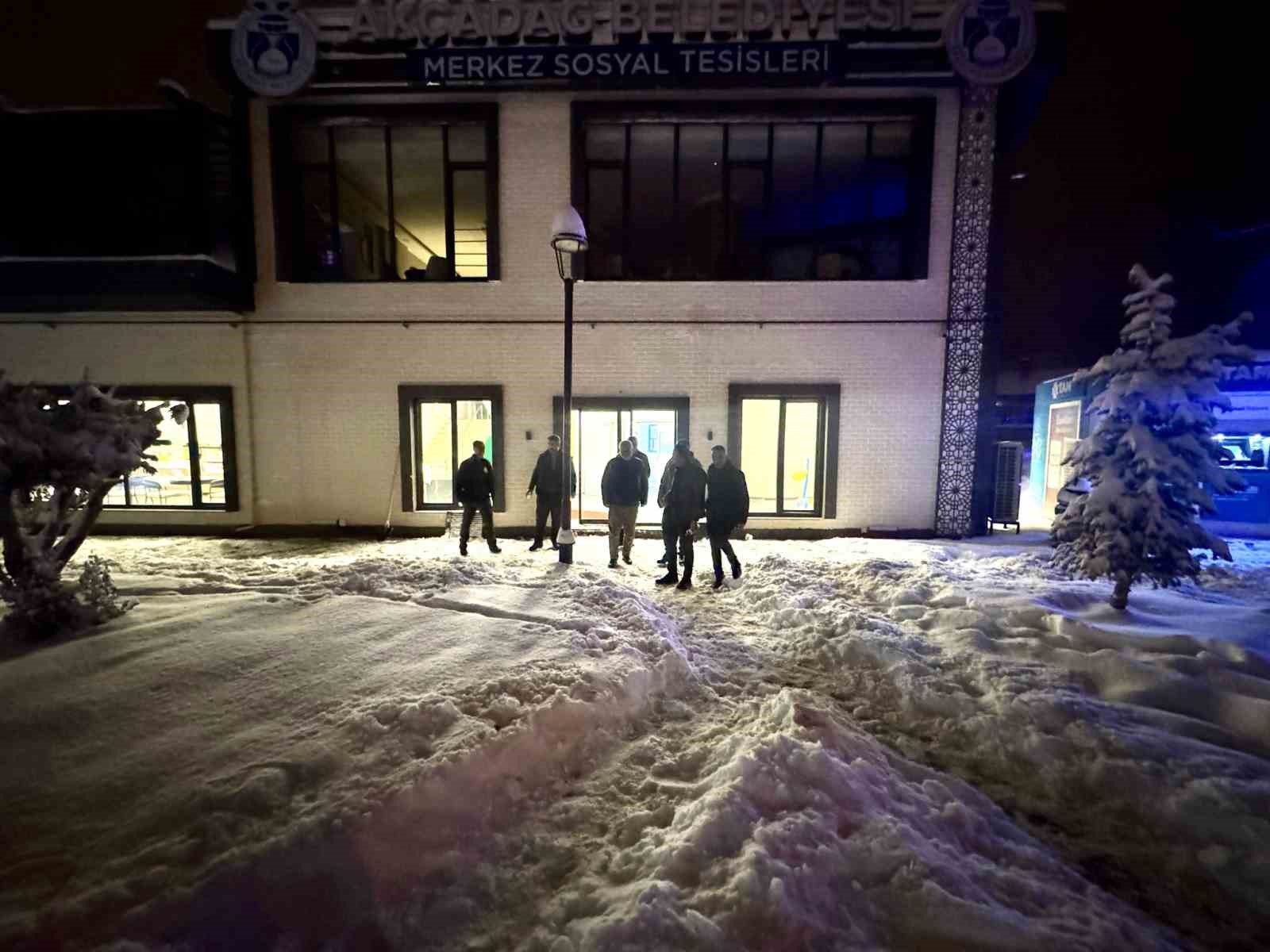 Ak&ccedil;adağ Belediyesi&rsquo;nin kar mesaisi s&uuml;r&uuml;yor
