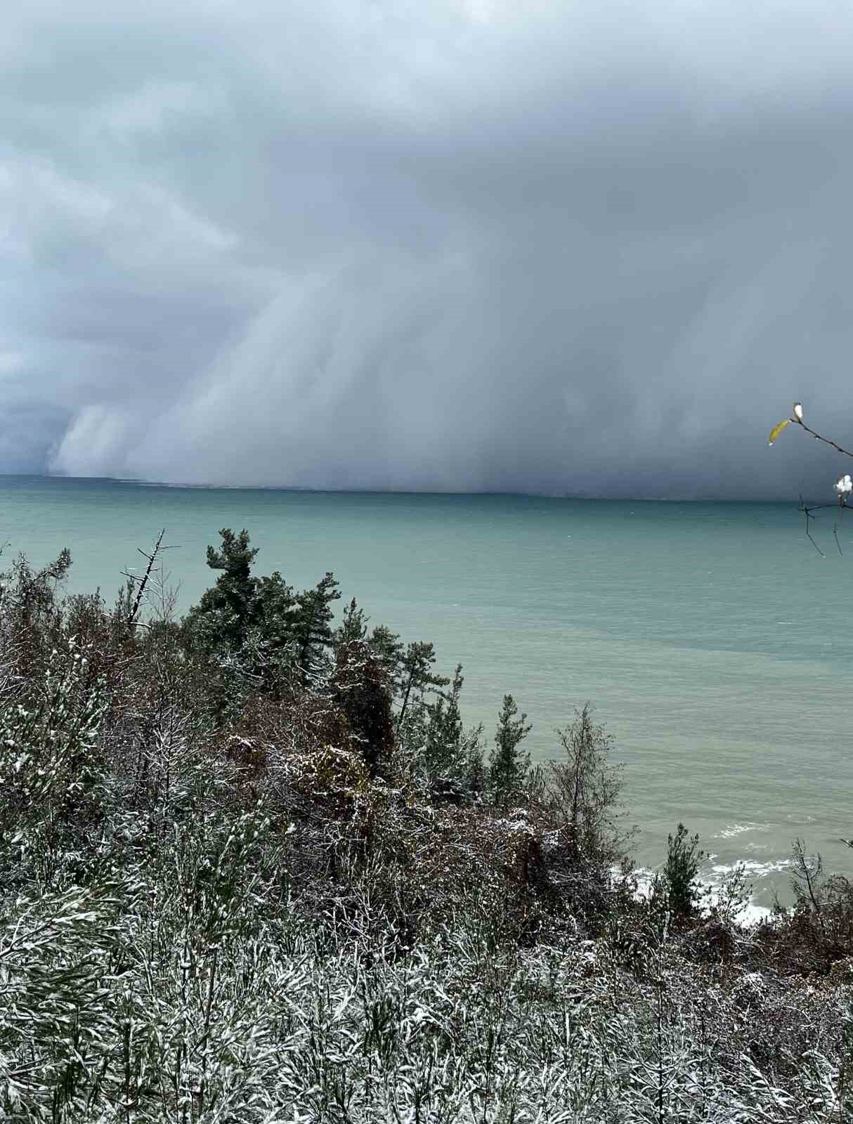 Kastamonu&rsquo;da &rsquo;deniz etkili kar yağışı&rsquo; ilgin&ccedil; g&ouml;r&uuml;nt&uuml; oluşturdu
