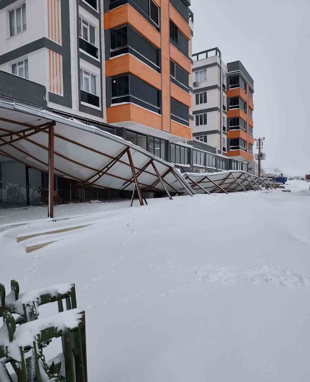 Mardin&rsquo;de son yılların en yoğun kar yağışı
