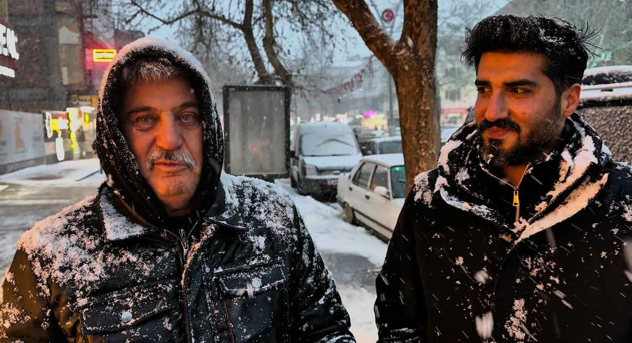 Erzincan’da lapa lapa kar yağışı