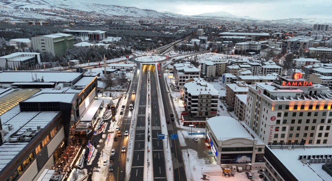 Elazığ’da belediye ekipleri, karla mücadelesini aralıksız sürdürüyor