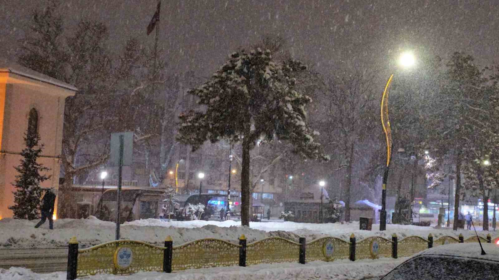 Elazığ&rsquo;da kar yağışı etkisini s&uuml;rd&uuml;r&uuml;yor
