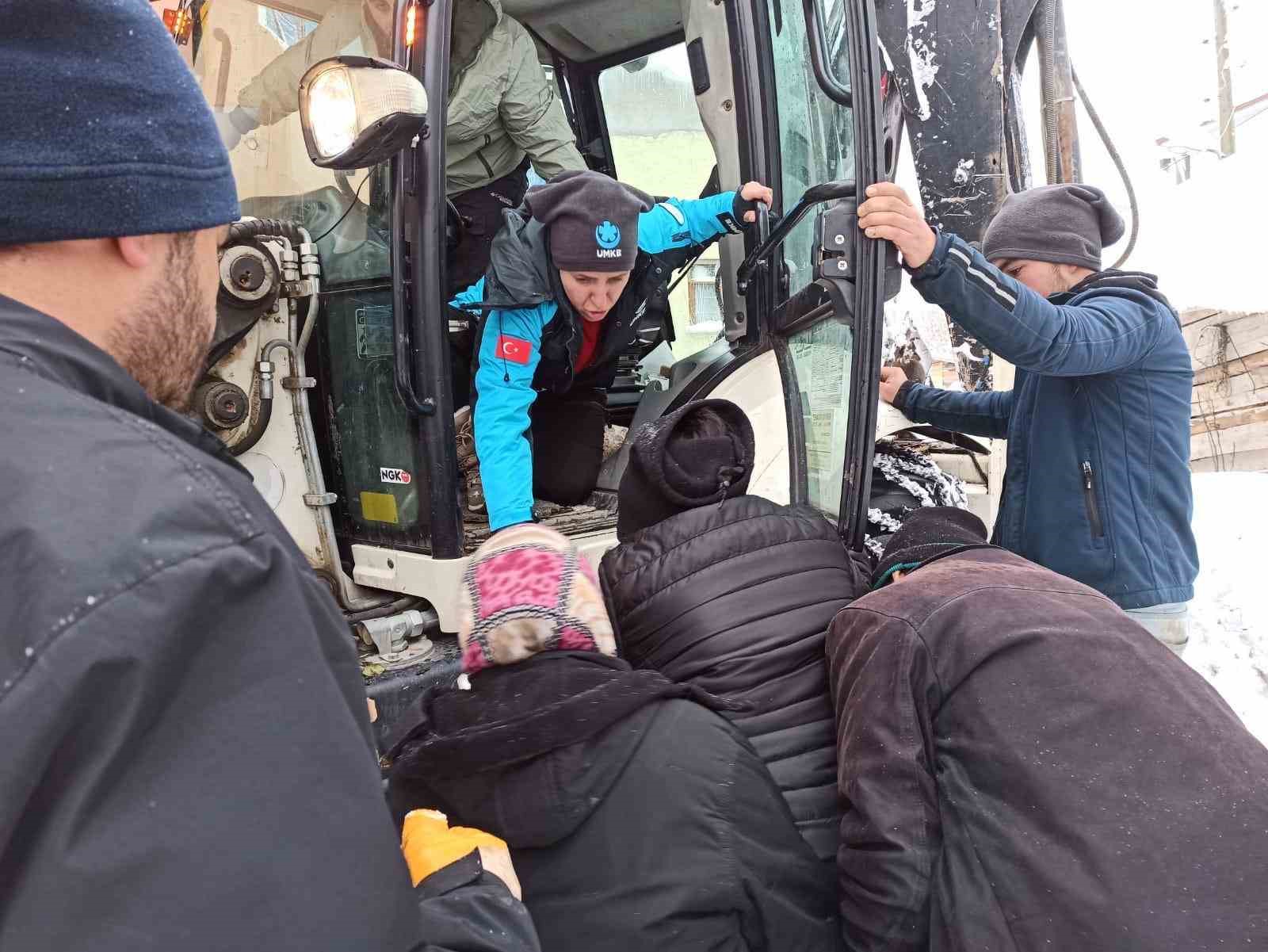 UMKE ekipleri iki hastayı hastaneye ulaştırdı
