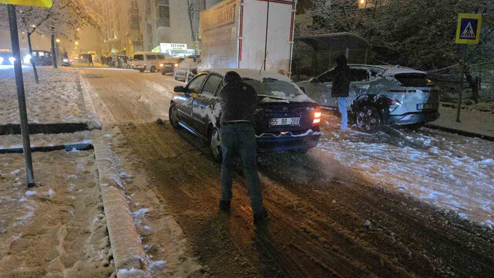 Samsun&rsquo;da kar &ccedil;ocuklara eğlence, s&uuml;r&uuml;c&uuml;lere &ccedil;ile oldu

