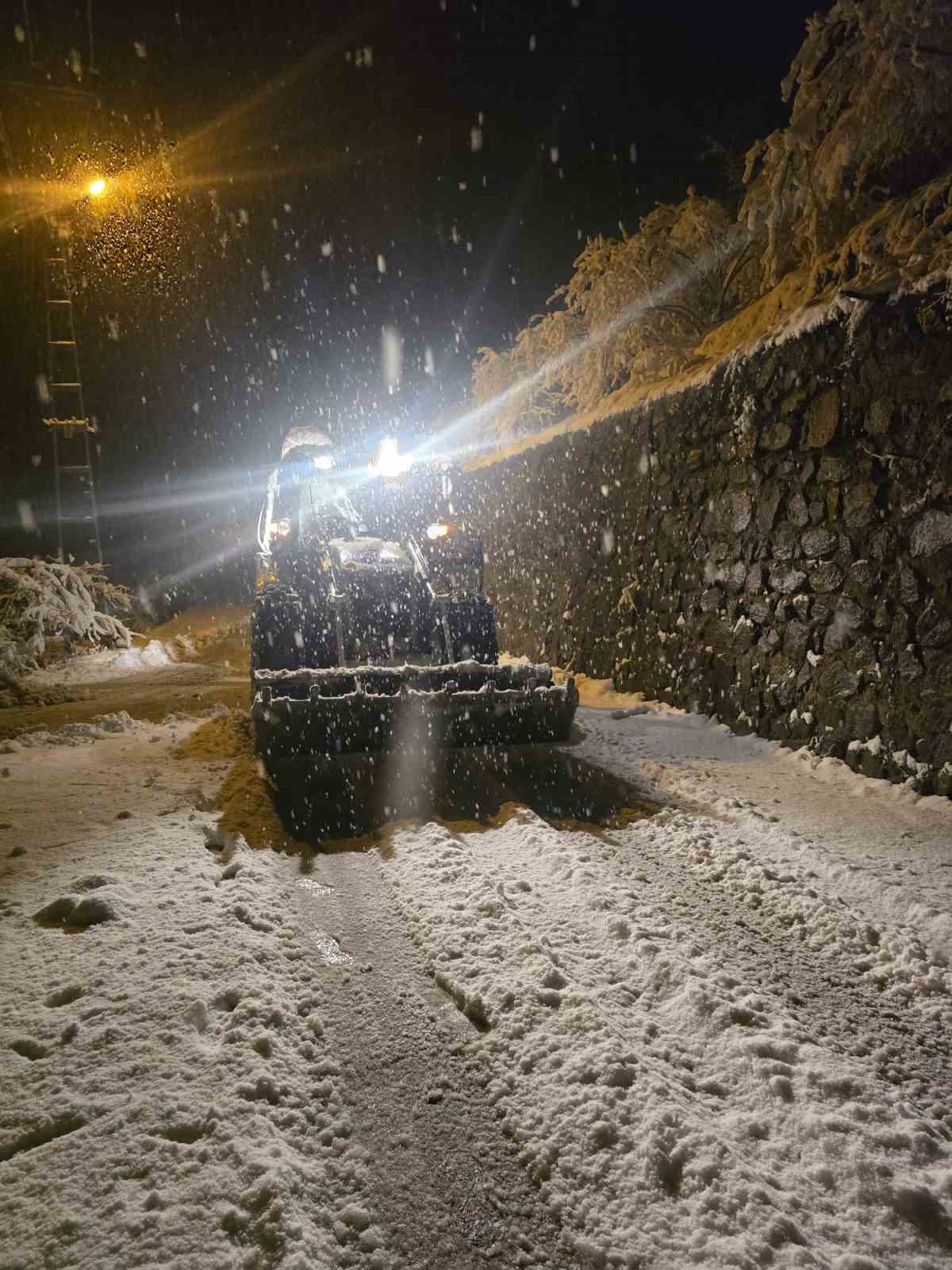 Trabzon&rsquo;da karla m&uuml;cadele ekipleri iş başında
