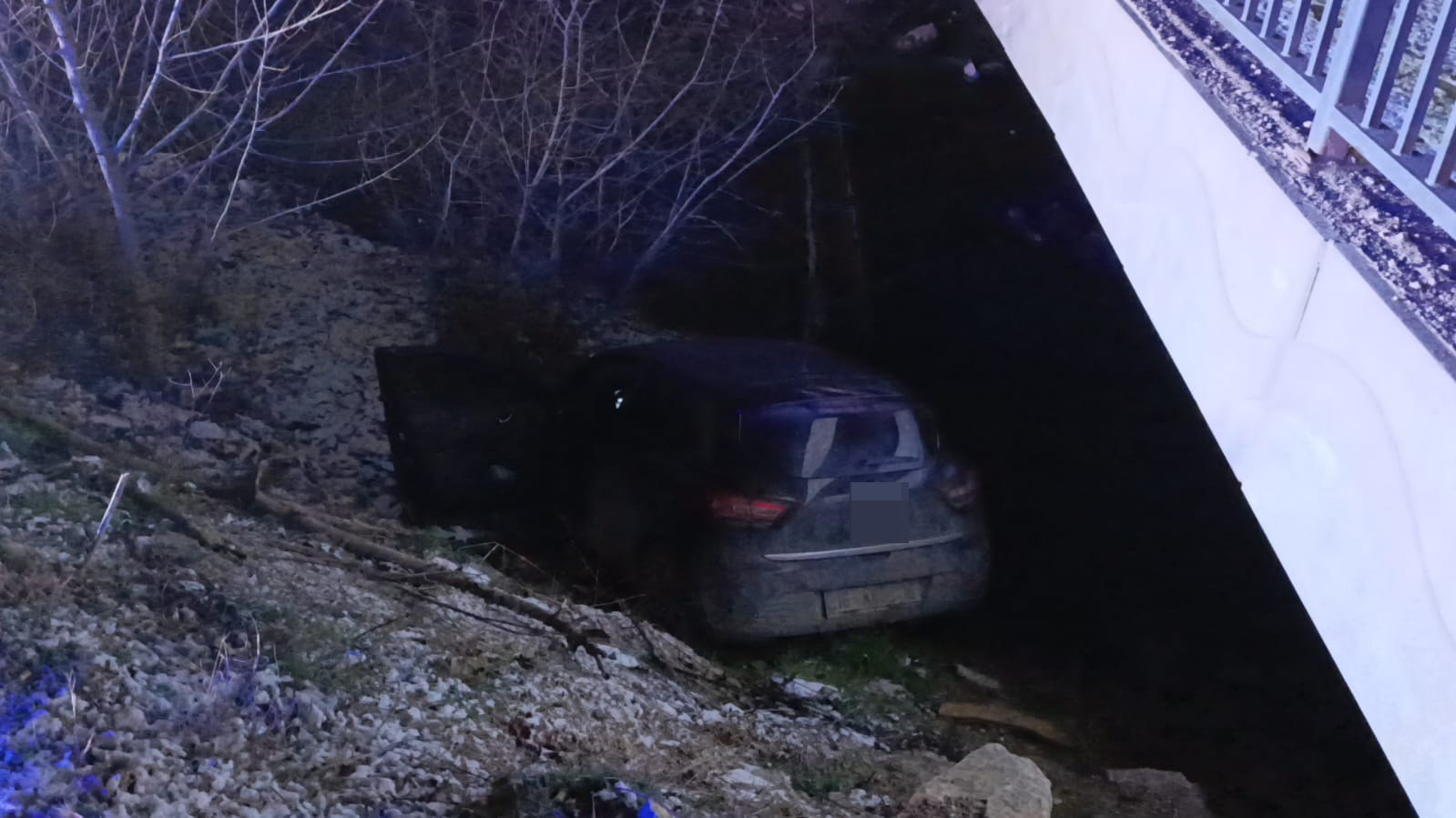 Otomobil dereye u&ccedil;tu, s&uuml;r&uuml;c&uuml; yaralandı
