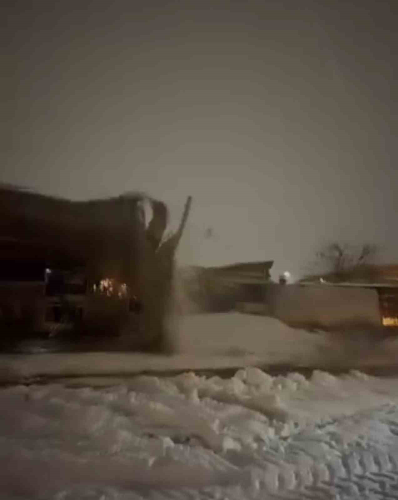 Siverek&rsquo;te karın ağırlığına dayanamayan sundurmalar &ccedil;&ouml;kt&uuml;: O anlar kamerada
