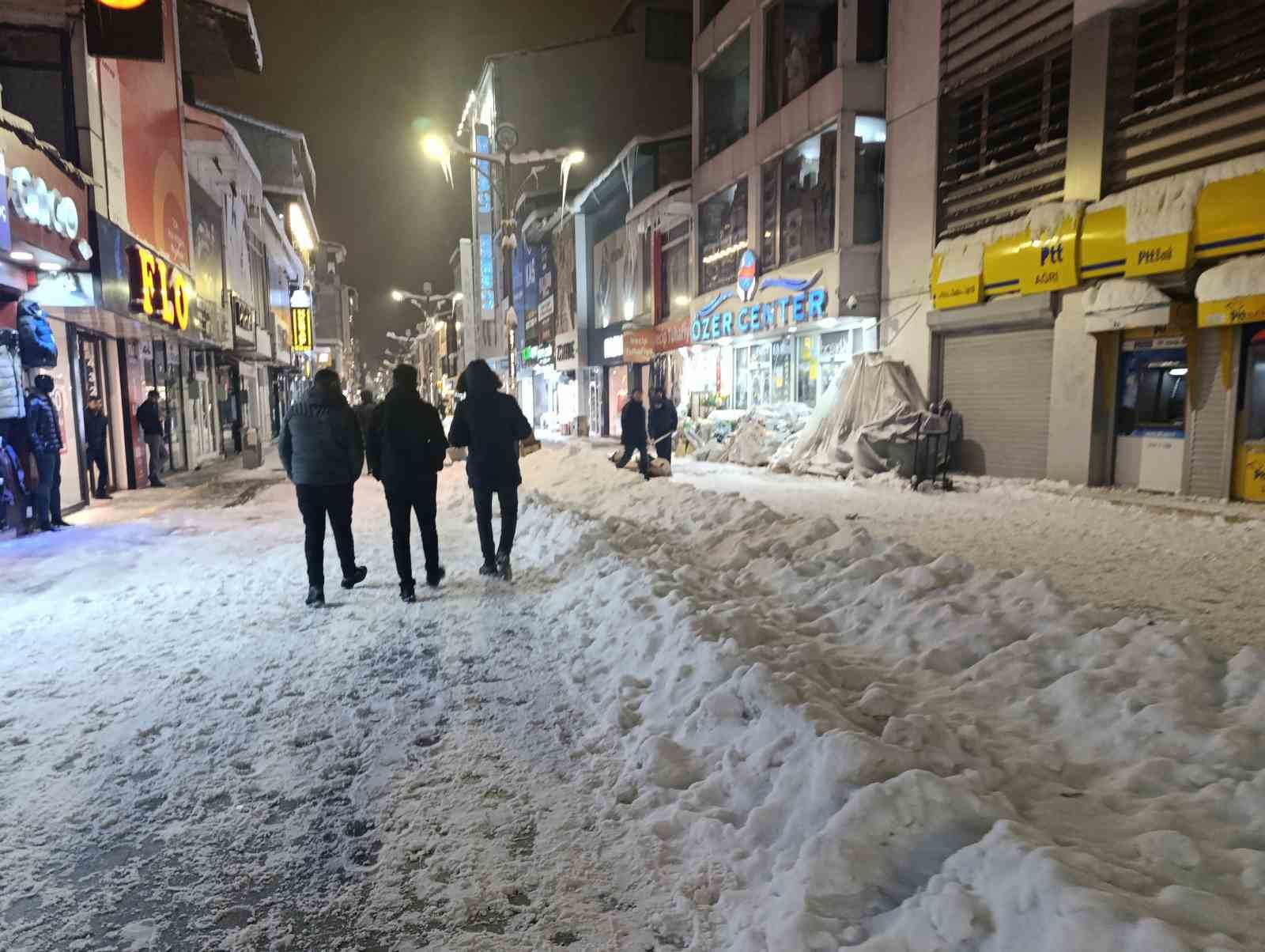 Ağrı&rsquo;da &ccedil;atıdan d&uuml;şen buz sarkıtı yoldan ge&ccedil;en bir kişiyi yaraladı
