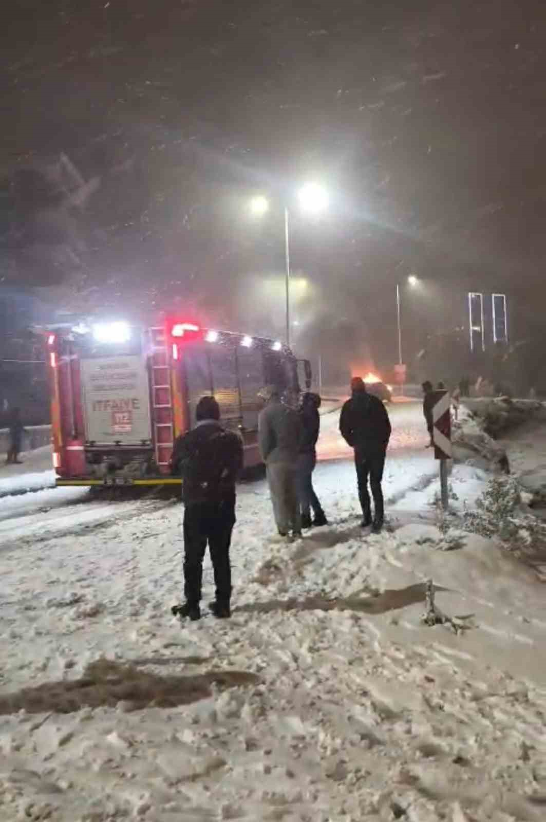 Samsun’da karlı yokuşta cip alev aldı